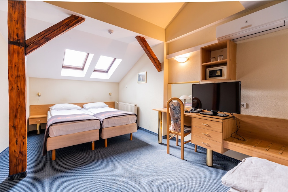 Classic Twin Room, 2 Twin Beds - Photo 5