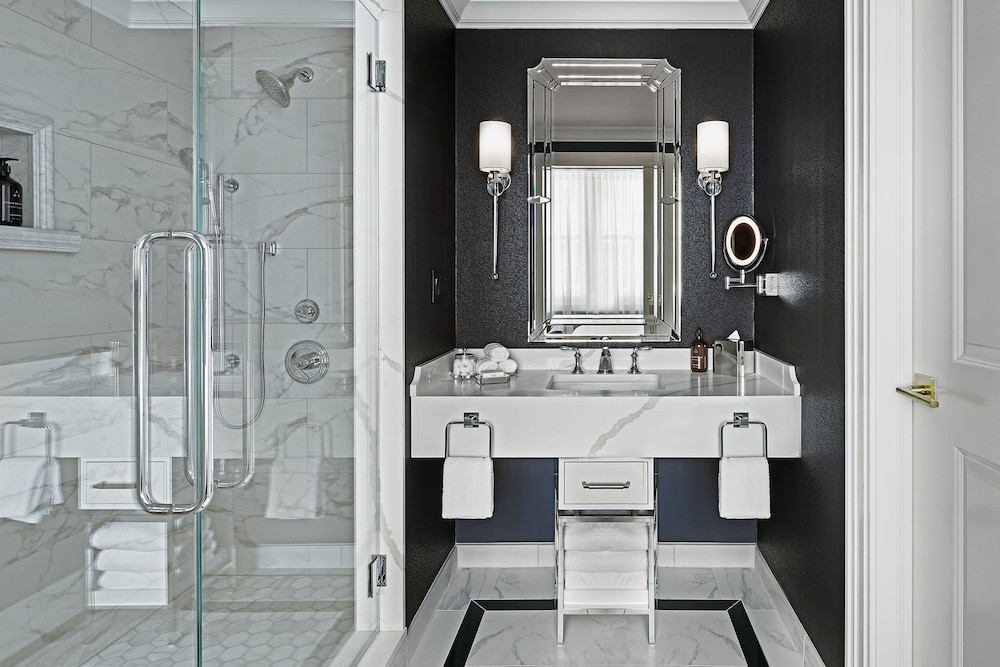 Executive Suite, 1 Bedroom (Mobility/Hearing Access, Roll-In Shwr) thumbnail 6