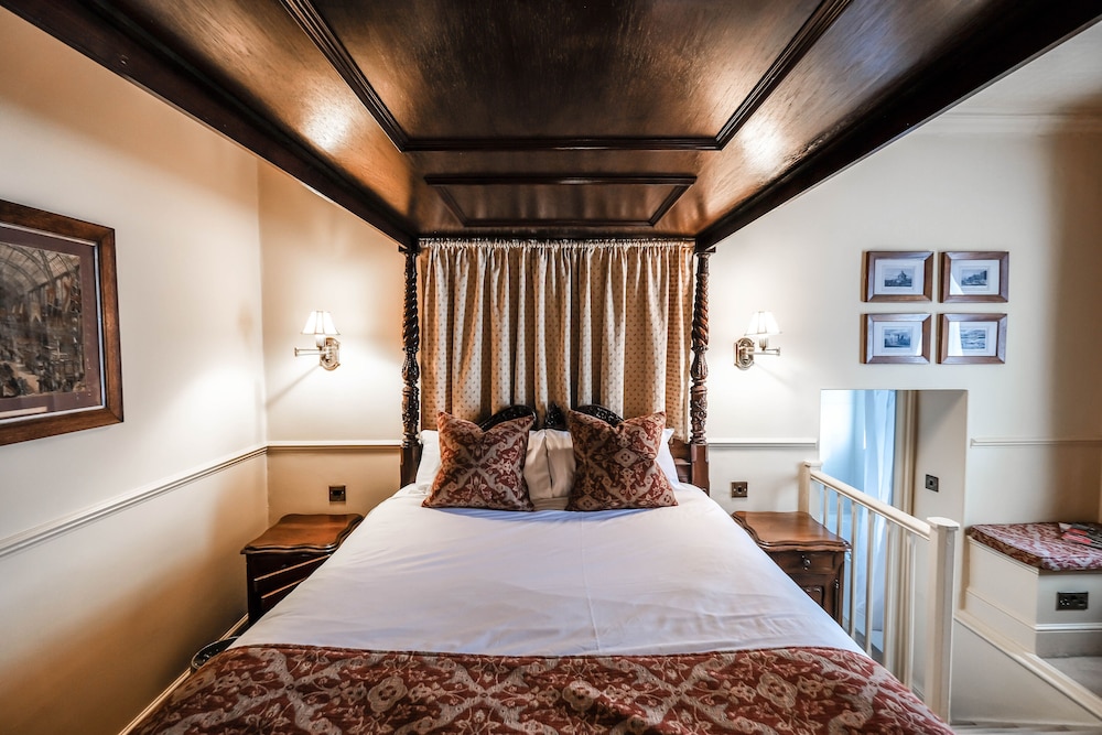 Standard Room, 1 Queen Bed, Non Smoking (Canopy Bed) - Photo 11