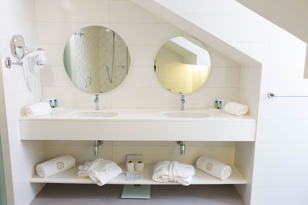 Family Double or Twin Room, City View (Street View)