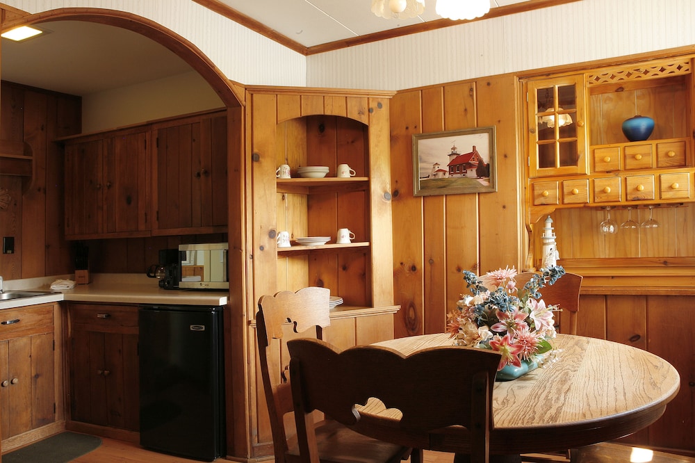 Anniversary Suite, Whirlpool, Fireplace, Kitchen (No Pets) photo 2