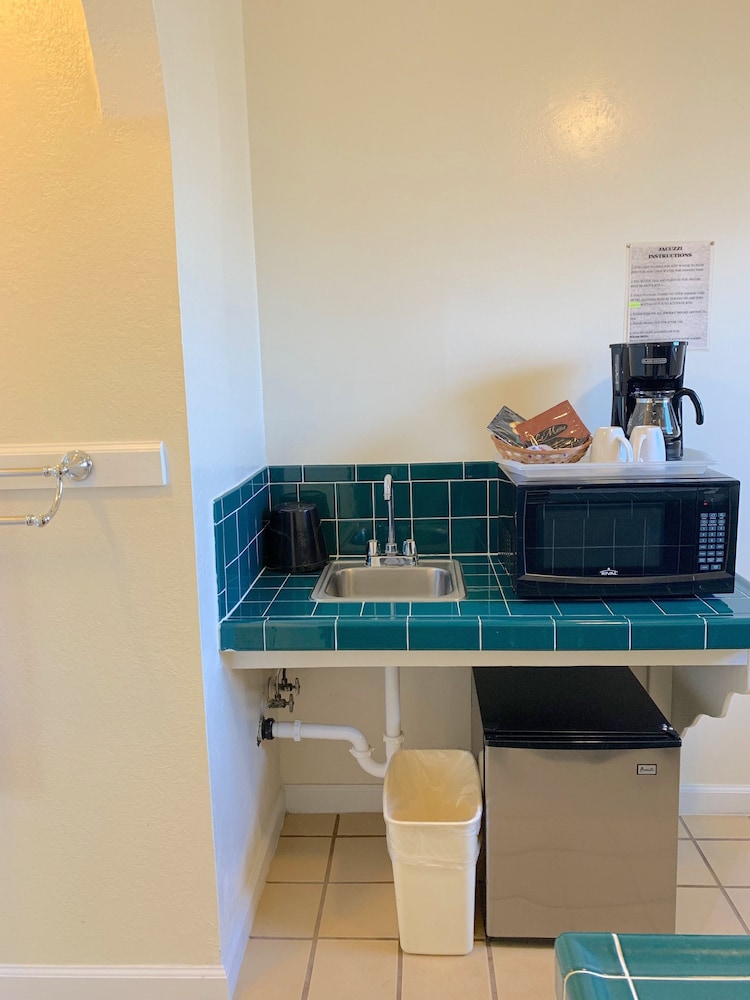 Cottage, Jetted Tub photo 3