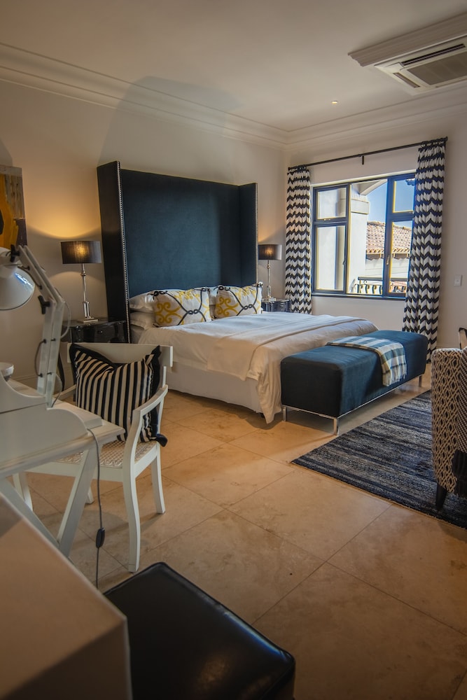 Premium Studio Suite, 1 King Bed, Mountain View photo 2