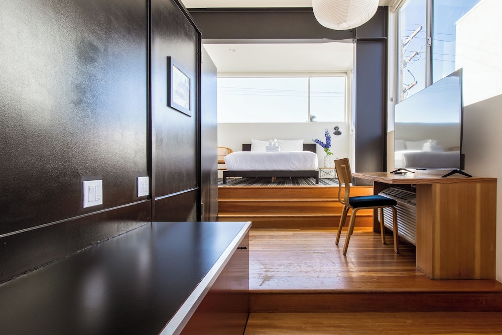 Premier Studio, City View - Photo 10