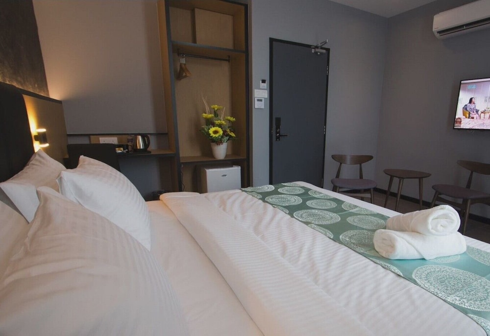 Premium Double Room, 1 King Bed photo 2