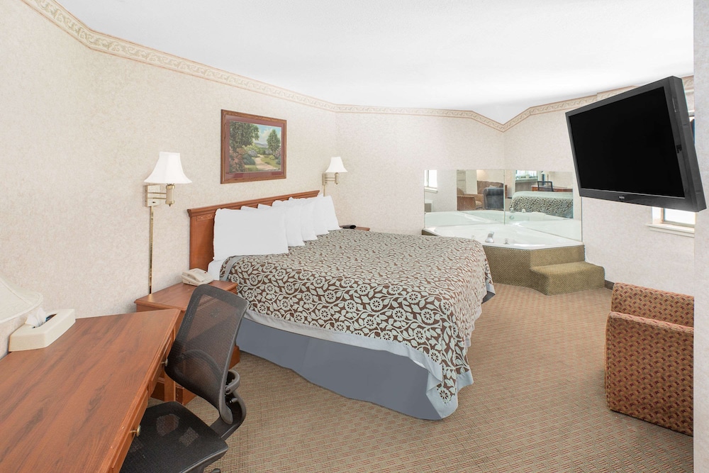 Studio Suite, 1 King Bed, Smoking photo 1