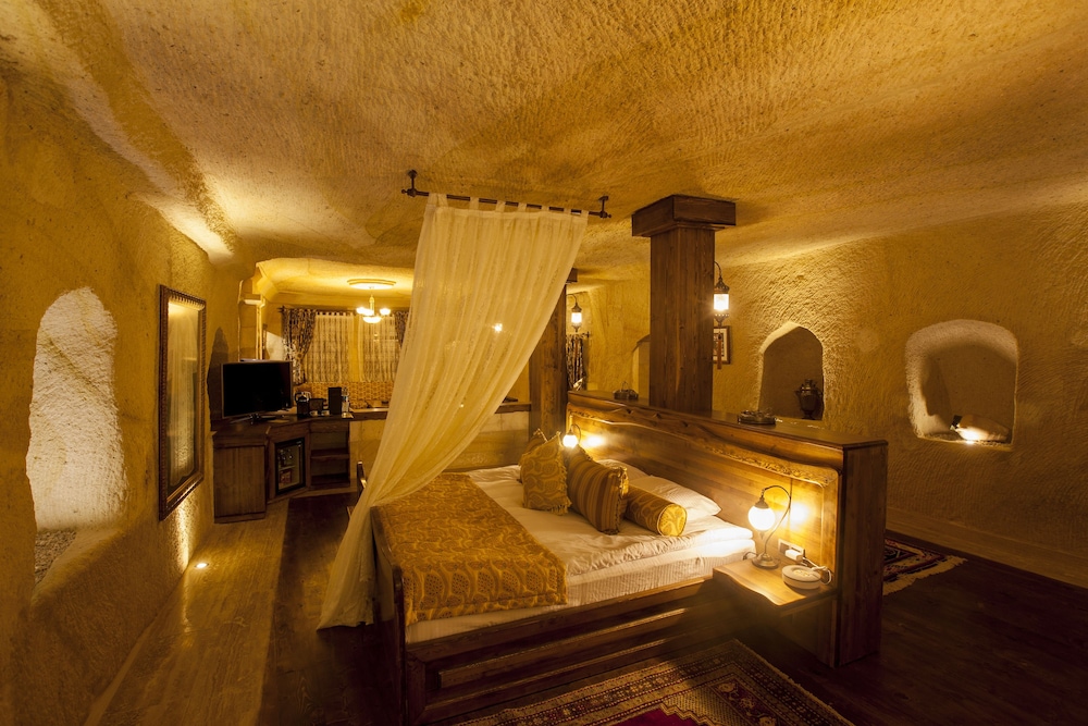 Royal Cave Suite photo 3
