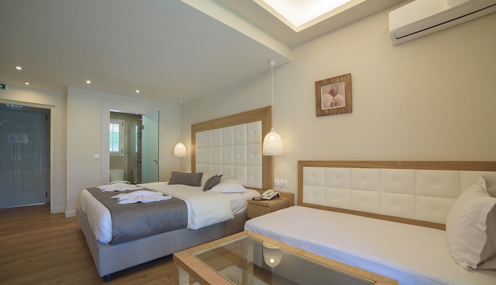 Premium Swim-Up Room - Photo 3