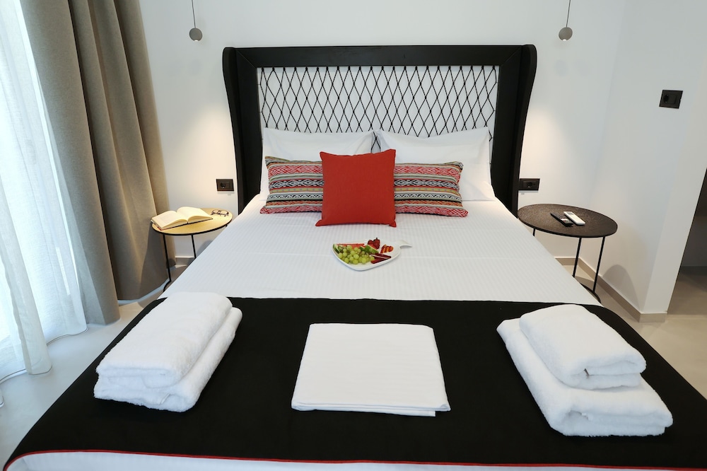 Superior Suite with Pool View photo 3