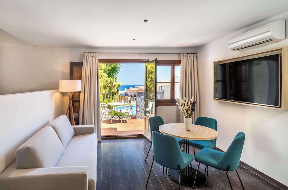 Superior Room, Pool View - Photo 2