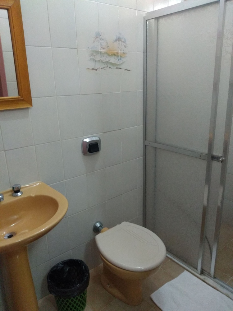 Economy Triple Room photo 2