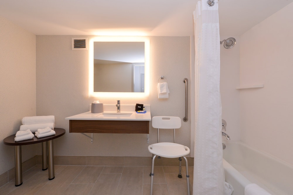 Standard Room, 1 King Bed, Accessible Bathtub (Hearing, Mobility Tub) - Photo 9