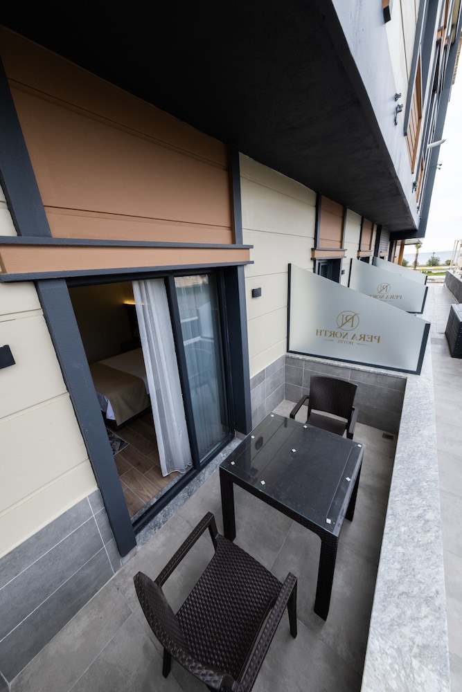Standard Room, 1 King Bed, Smoking, Balcony photo 2