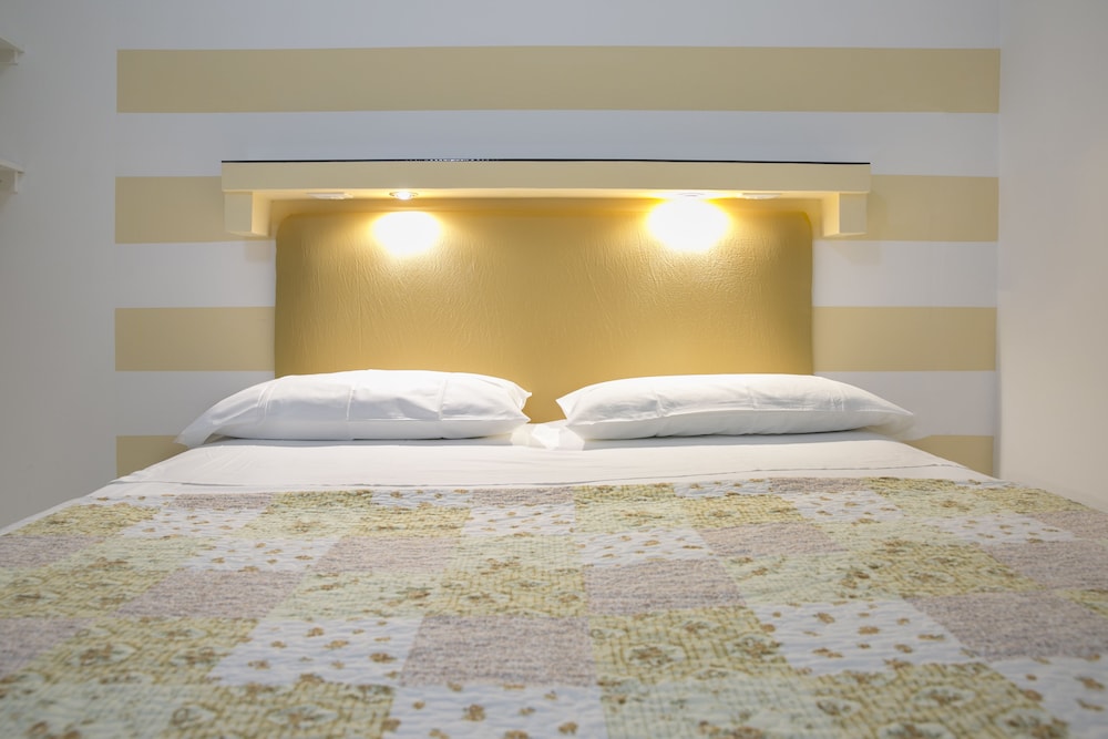Comfort Studio, 1 Queen Bed, Kitchenette photo 2