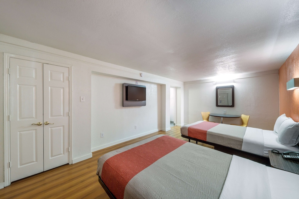 Standard Room, 2 Double Beds, Smoking - Photo 6