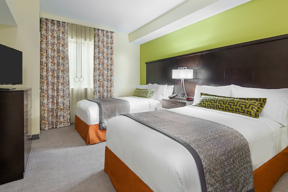 2 Bedroom Suite, 1 King and 2 Queen Beds, Kitchen photo 3