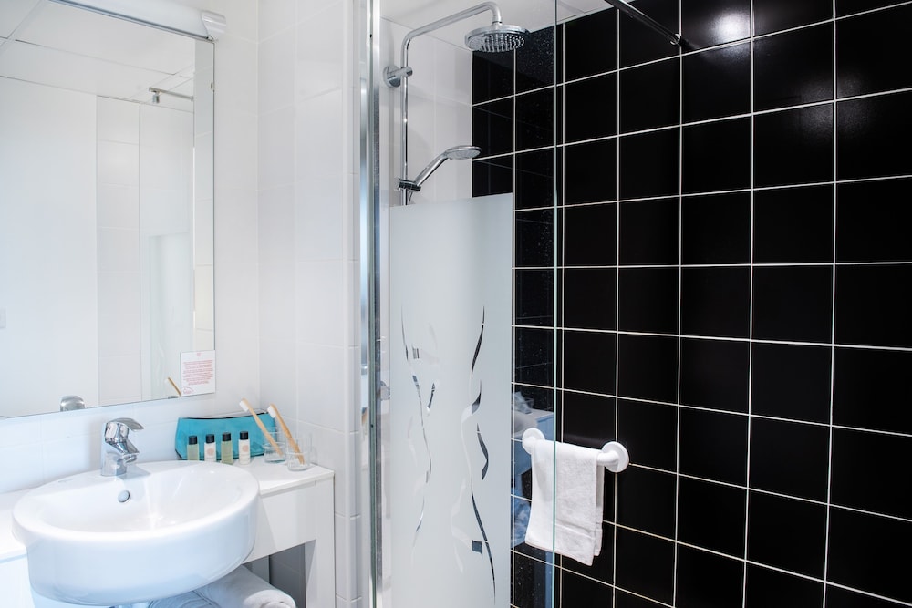 Standard Double Room - Photo 9