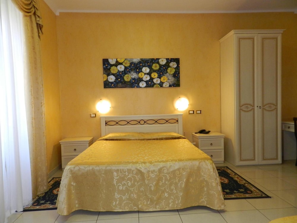 Standard Double or Twin Room - Photo 7