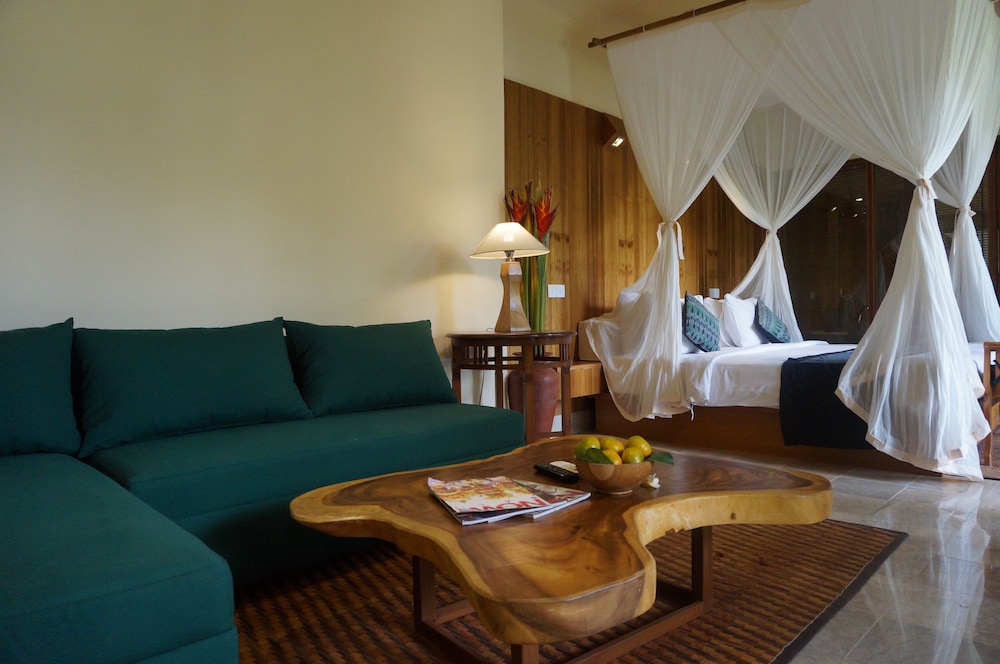 Premier Suite, 1 King Bed, Garden View, Poolside photo 3