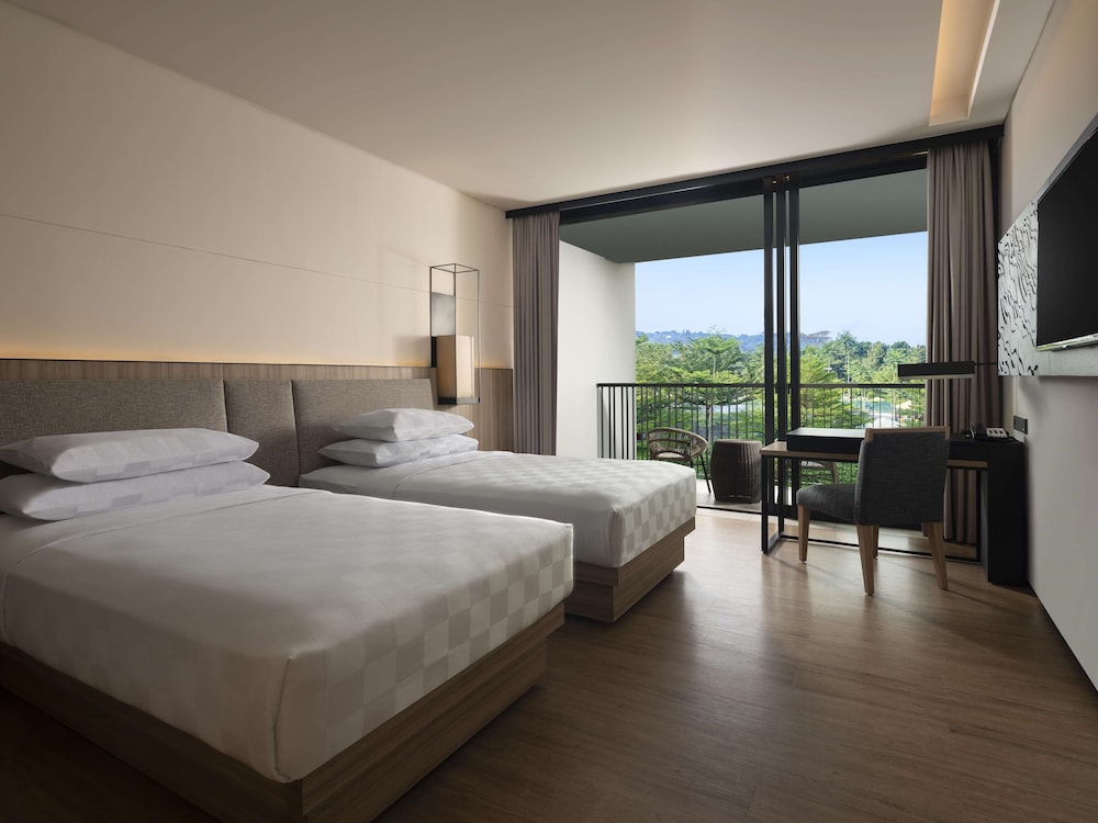 Deluxe Room, 1 King Bed, Balcony photo 2