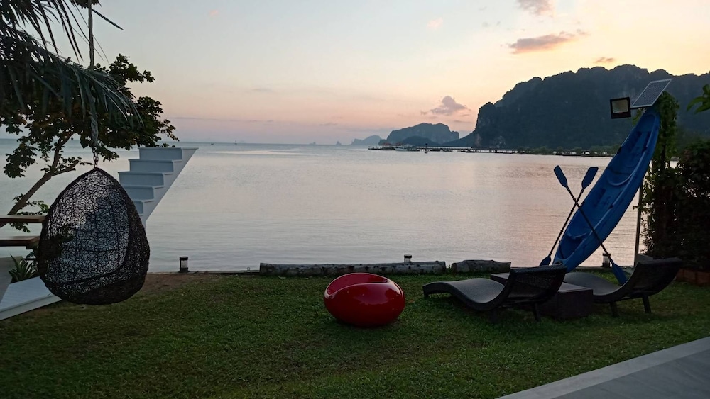 Deluxe Room with Pool View - Photo 4