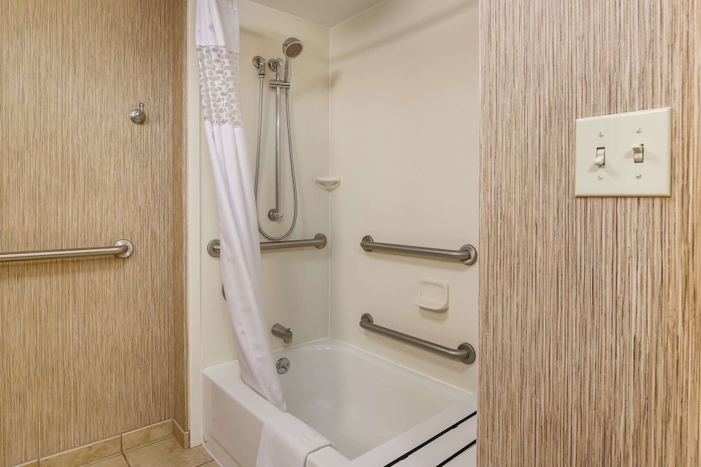 Room, 1 Queen Bed, Accessible, Bathtub (Mobility & Hearing) - Photo 7