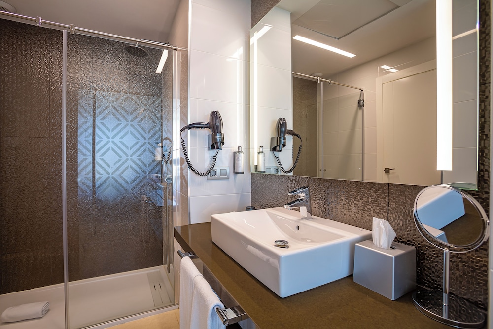 Superior Room, Partial Ocean View - Photo 6
