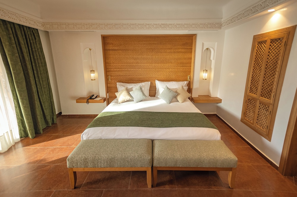 Suite, 1 King Bed with Sofa bed (Prestige) - Photo 1