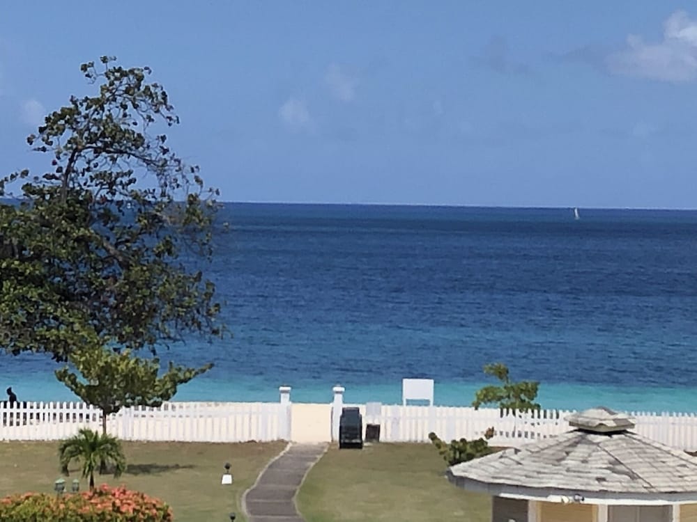 Standard Room, 1 King Bed, Ocean View