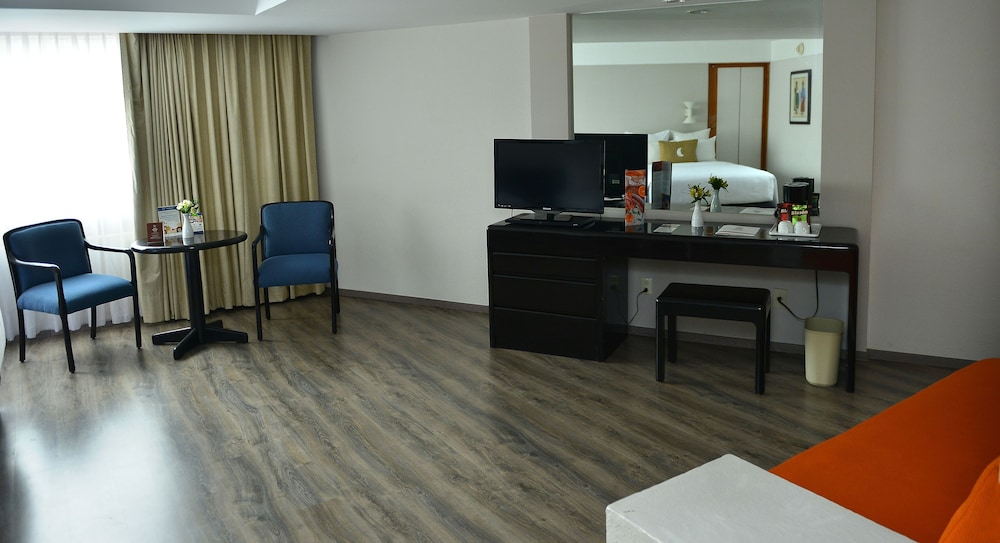 Suite, 1 King Bed, Non Smoking - Photo 3