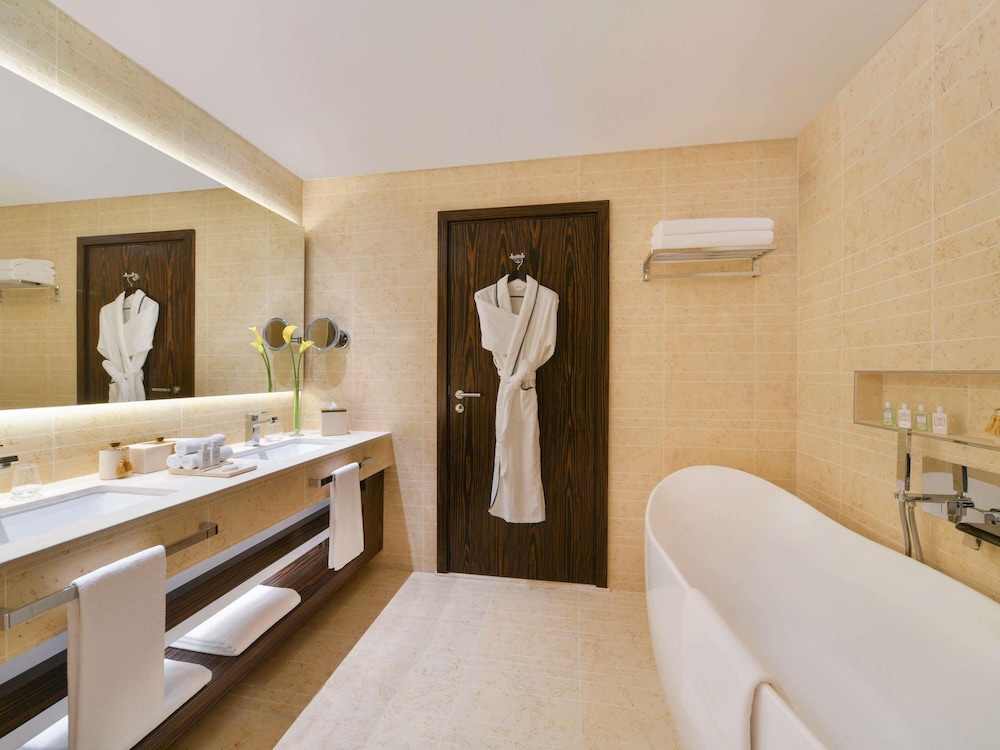 Deluxe Room, 2 Twin Beds thumbnail 5