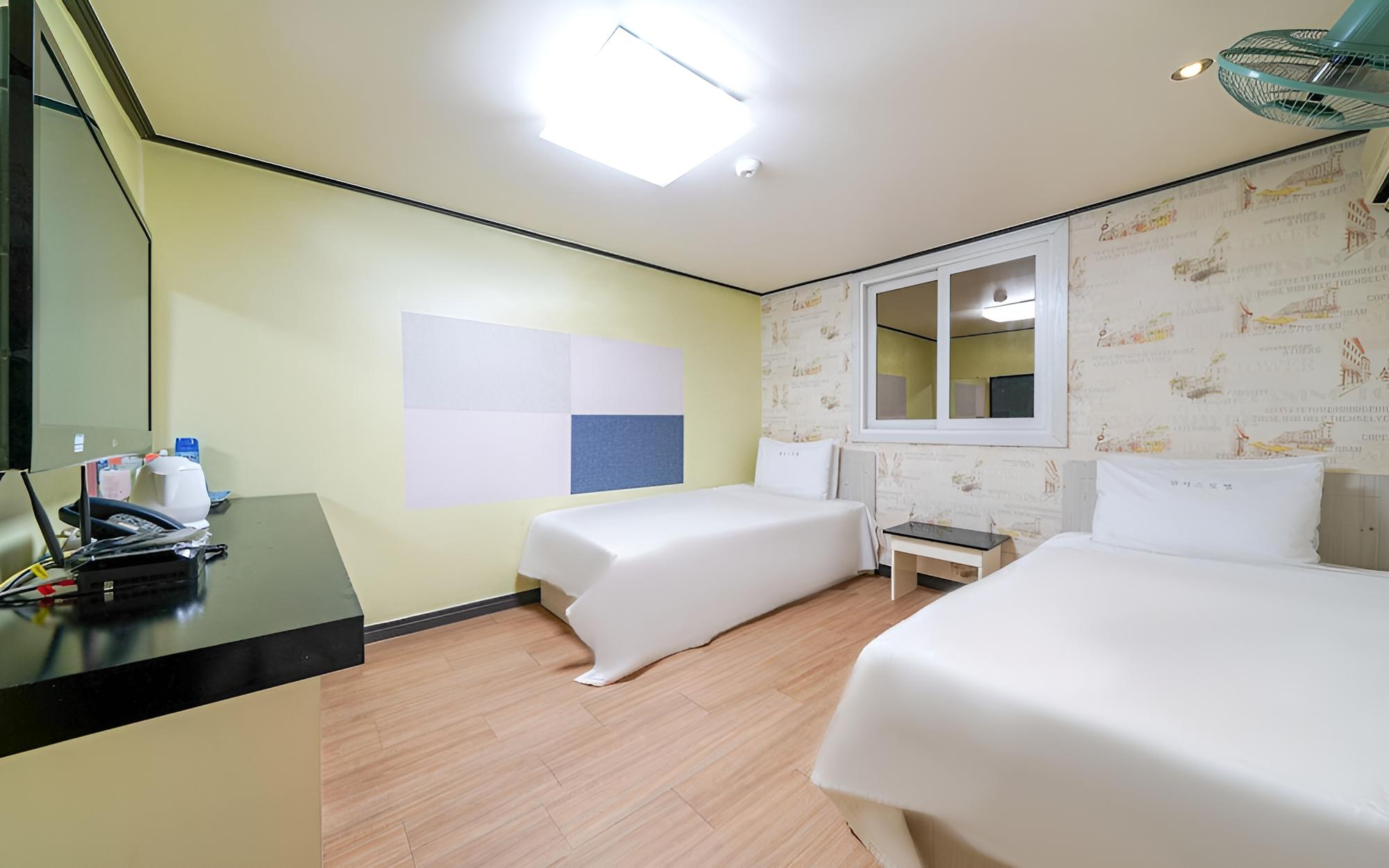 Room (Twin) - Photo 1