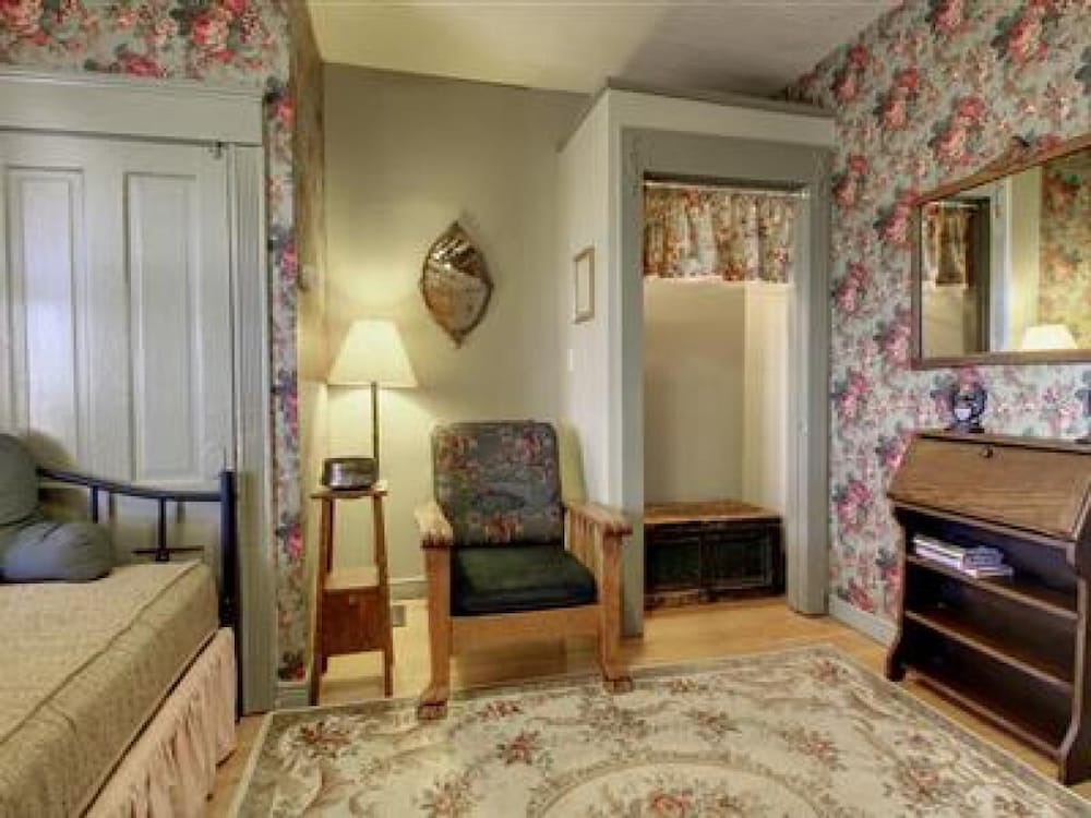 Standard Triple Room, Ensuite, Mountain View (Miner's Suite) photo 3