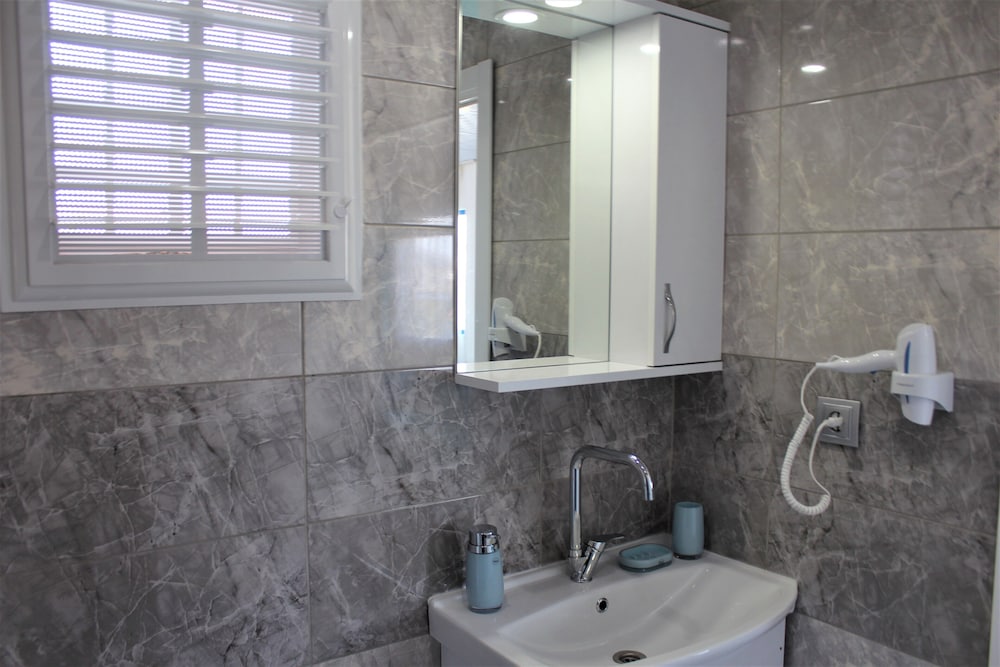 Economy Triple Room, 1 Bedroom, Non Smoking, Partial Sea View photo 3