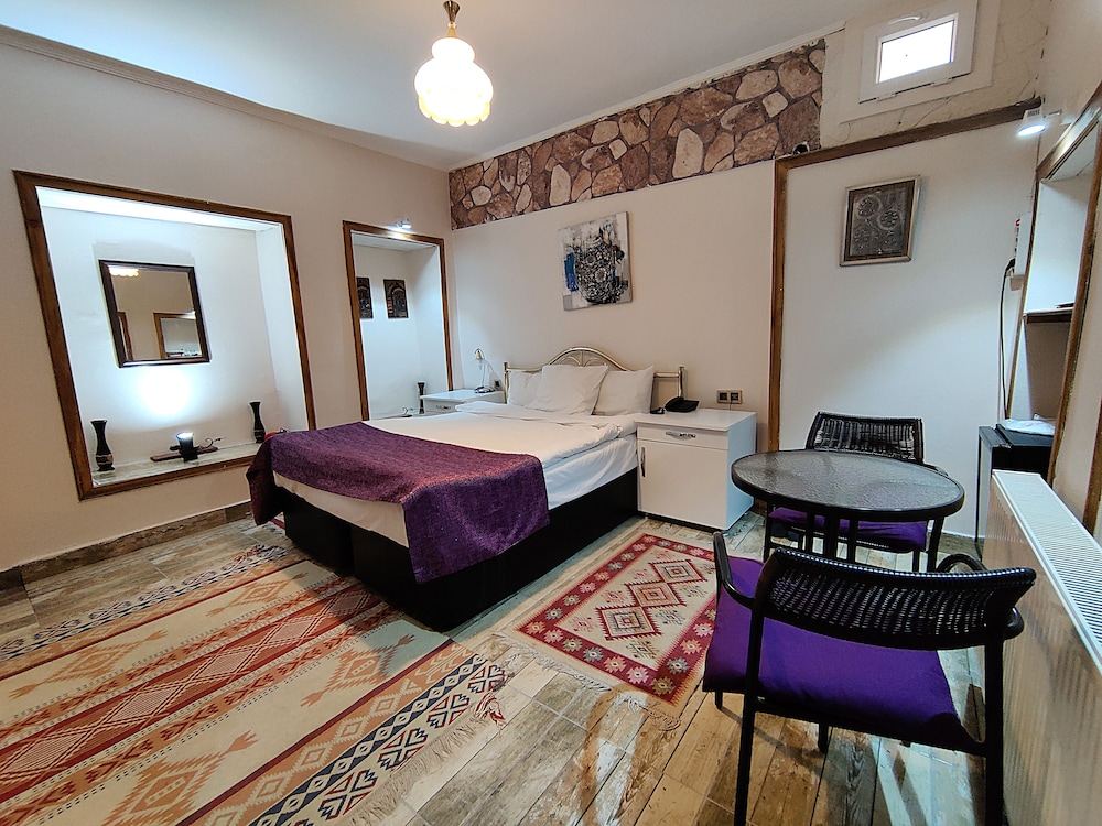 Standard Twin Room, 1 Double or 2 Twin Beds photo 3