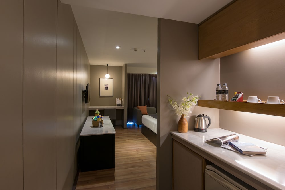 Grand Deluxe Room with King Bed - Photo 4