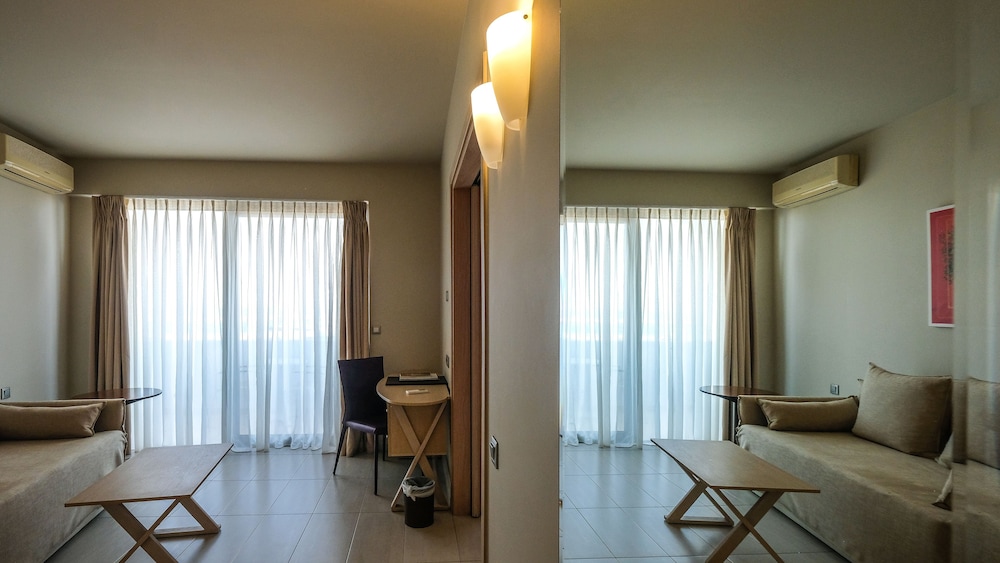 Deluxe Suite, Balcony, Sea View thumbnail 5