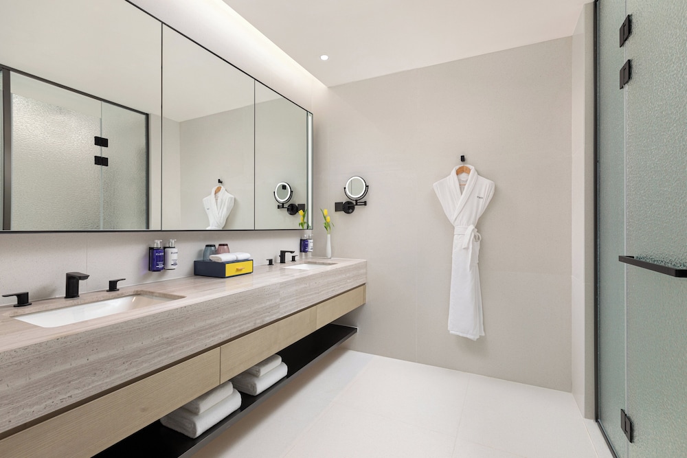 Suite, 1 King Bed (Kitchen Area)