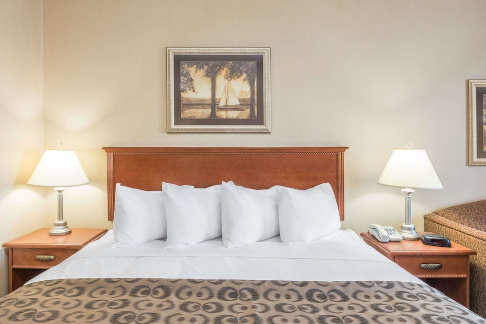 Suite, 1 King Bed, Non Smoking, Jetted Tub (One-Bedroom) photo 2