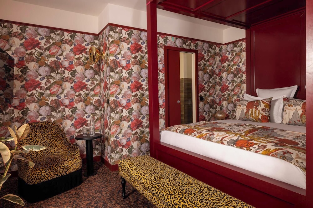Deluxe Room (with spa access) thumbnail 5