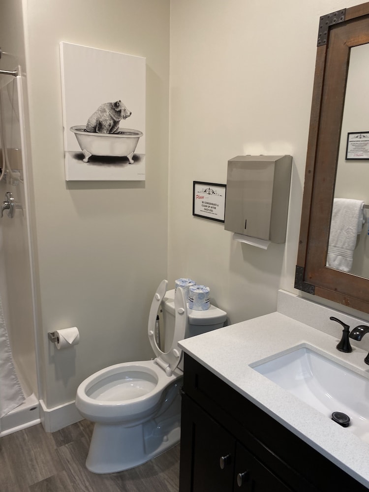 Standard Room, 1 Queen Bed with Shared Bath photo 2