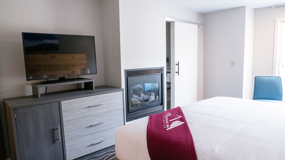 Superior King with Fireplace and Balcony - Photo 1