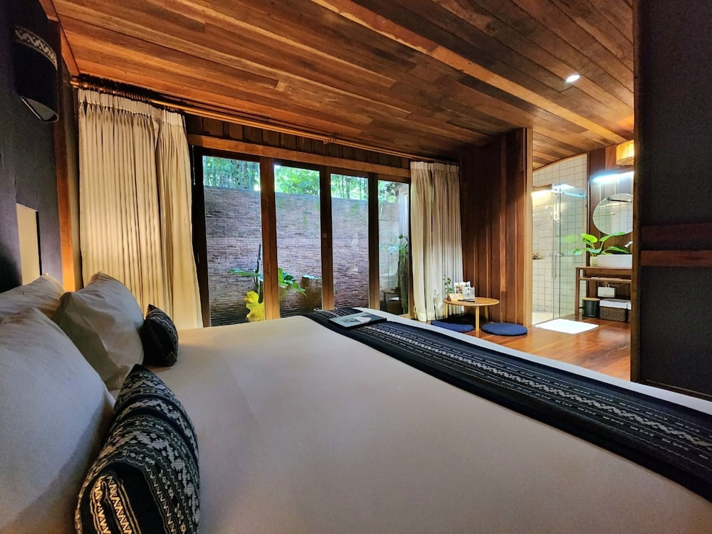 Deluxe Room, Garden View - Photo 11
