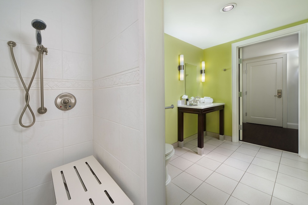 Standard Room, 2 Queen Beds, Roll-In Shower (Communications Accessible)