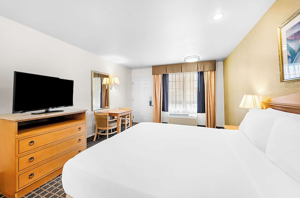 Suite, 1 Queen Bed, Accessible, Jetted Tub - Photo 2