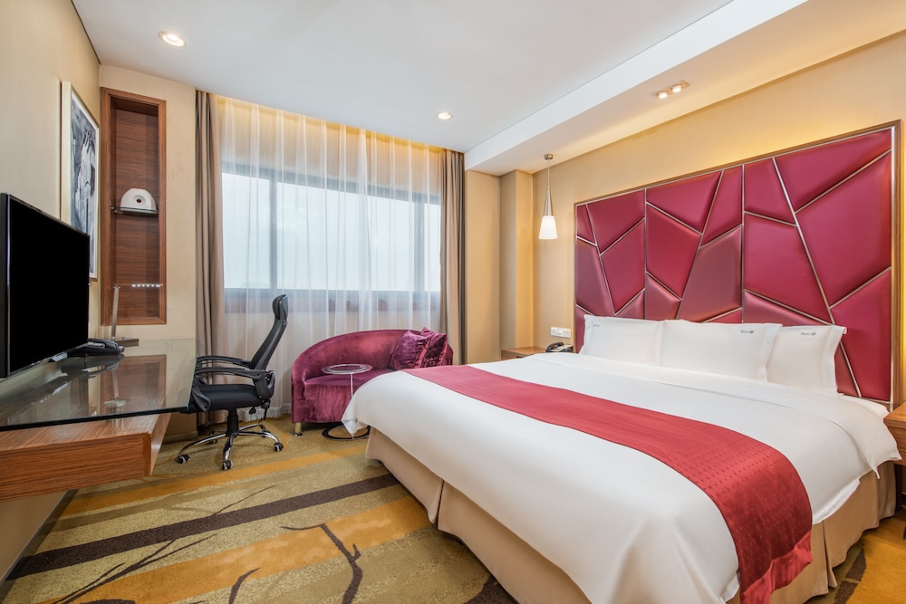 Premium Room, 1 King Bed, Non Smoking, Garden View - Photo 2