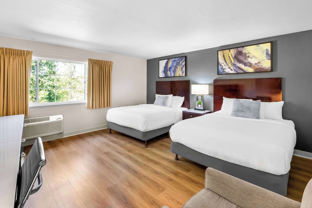 Suite, Non Smoking (Efficiency, 1 Double & 2 Queen Beds) - Photo 9