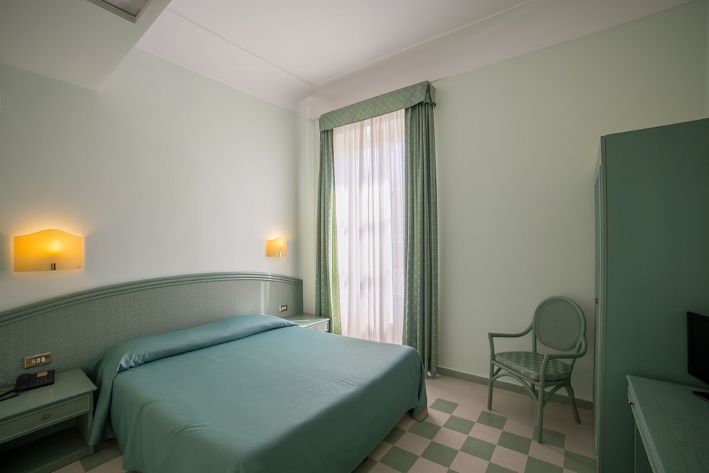 Deluxe Room - Photo 17