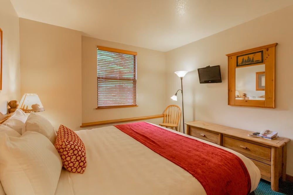 Deluxe Suite, 1 King Bed with Sofa bed, Hot Tub, Mountain View