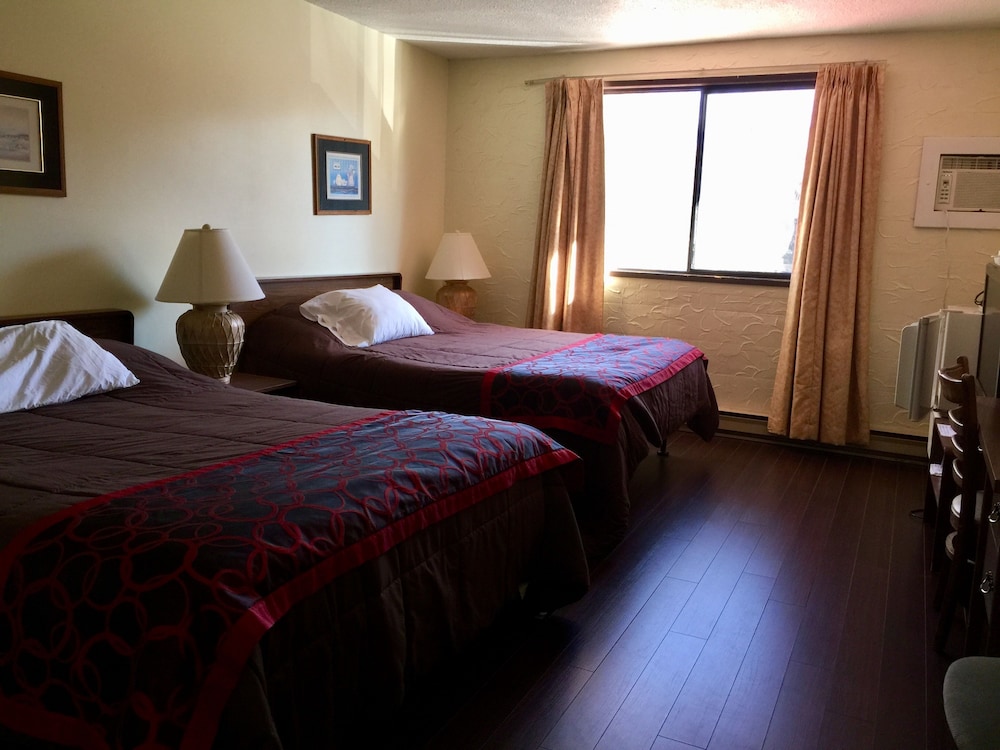 Standard Room, 2 Queen Beds, Refrigerator & Microwave photo 2